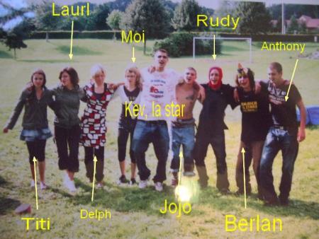 le lendemain de l'annif a kev,  les quelques jeunes encore debout